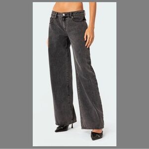 Edikted Raelynn Washed Low Rise Jeans in color Black Washed